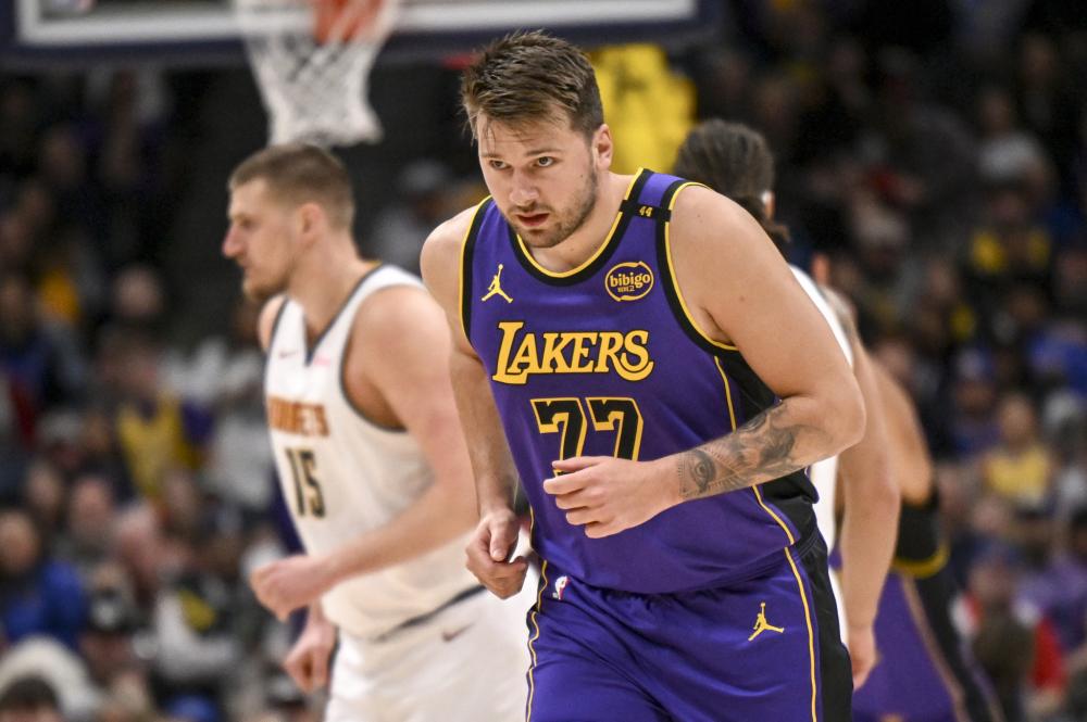 但背后却凝 但背后却凝